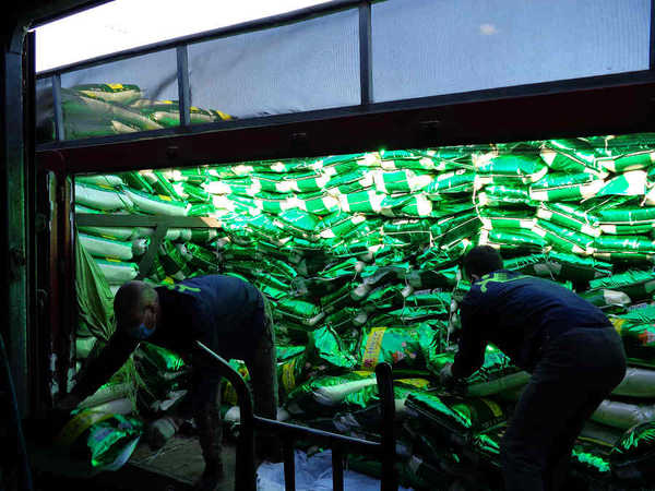 北京货运中心发运百子湾到襄阳的大米70吨。摄影 姚宁