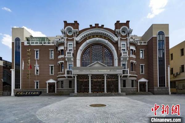 中国儿艺创排朗诵剧《唤“?！薄肪次纷匀淮雍⒆涌? style=