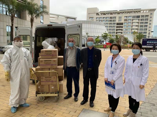 张彤委员为医院捐献急需的抗疫物资