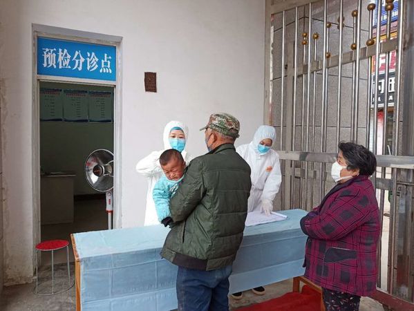 白衣天使们坚守在工作岗位上