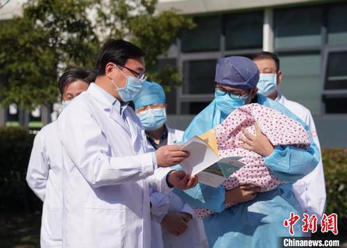 医护人员为菁菁准备了纪念册?！≌愦蠖?供图 摄