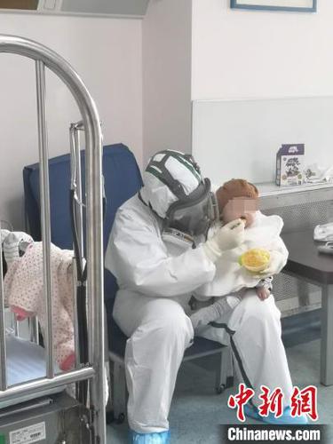 医护人员成了齐齐的“临时妈妈”，精心照顾孩子?！「吹┐笱Ц绞舳埔皆汗┩?摄