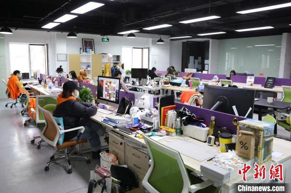 郎园vintage内一家企业，复工员工戴着口罩上班?！〗裘?摄