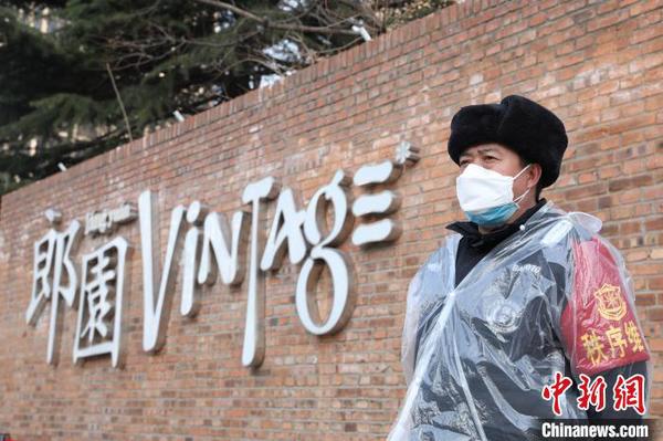 郎园vintage北门，工作人员头戴口罩执勤。　蒋启明 摄