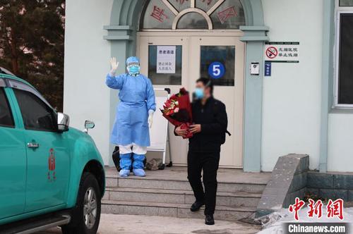 图为新冠肺炎患者出院?！⊥趸?摄