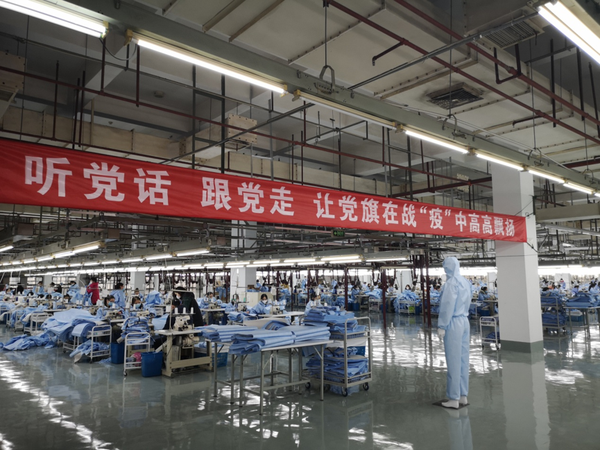 图为红豆集团的战“疫”生产线。