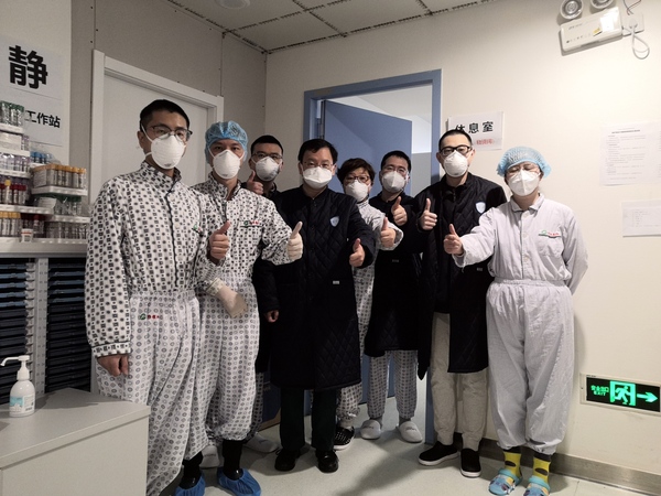 北京大学人民医院副院长、创伤骨科主任医师王天兵（左四）