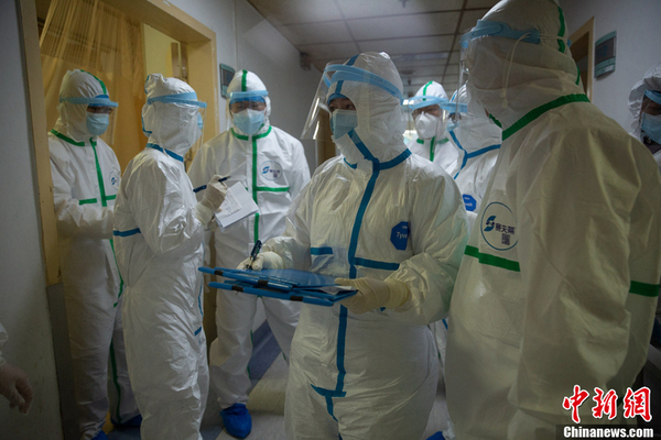 医护人员奋战一线，抢救病患。中新社发 柯皓 摄 图片来源：CNSPHOTO