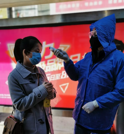 图为三川智慧对进场员工进行体温检测。