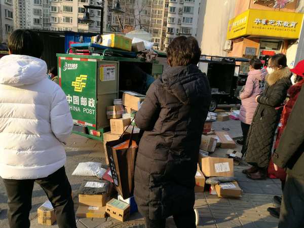 居民等候取快递2