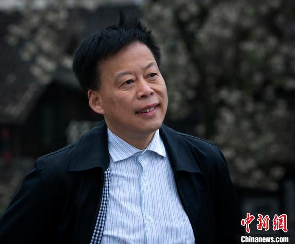 当代知名作家、诗人黄亚洲?！∈芊谜咛峁?摄