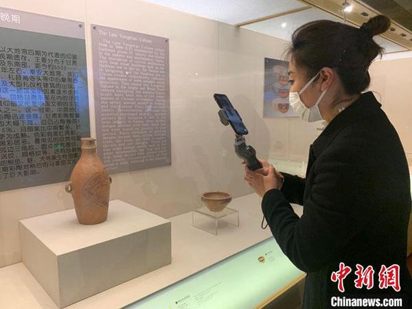 图为甘肃省博物馆讲解员王雪麟正在进行淘宝直播?！「仕嗍〔┪锕莨┩?摄