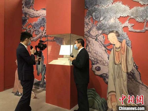 图为国家博物馆讲解员正在进行”云春游“直播。　国家博物馆供图 摄