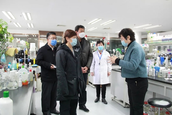 03齐静深入绿伞公司调研防疫物资生产情况