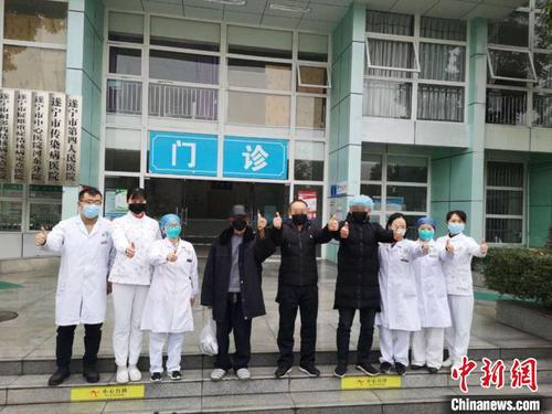 四川遂宁3例新冠肺炎患者治愈出院其中一例为重症患者