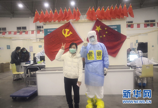 图为湖北公安民警在方舱医院内执勤