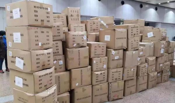 行动四-民革企业家郝泽忠联合海航集团、北京海关等多方齐心协力协调俄罗斯华人筹集捐赠的首批30万只口罩正式转交受赠方。