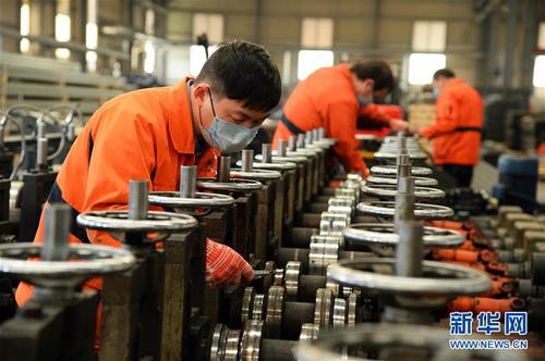 2月27日，江苏省苏州太仓市科技产业园一家物流设施生产加工企业的技术人员在调试轧机精度。 近日，在做好疫情防控工作的前提下，各地生产企业陆续复工工复产，赶制订单产品。 新华社发（计海新 摄）