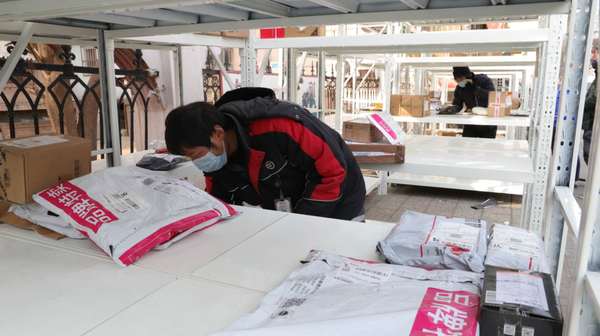 王广建（左）和孙建明正在放快递。