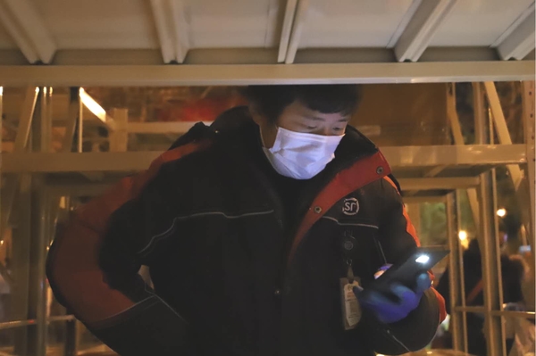 晚上7点半，王广建还在工作。