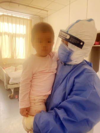 护士  郭会敏和病房里的小宝宝
