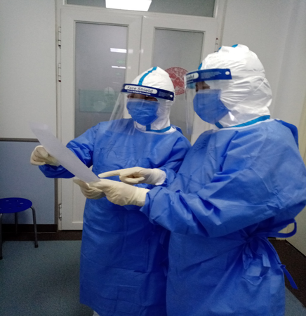 护士 郭会敏在病房指导护士