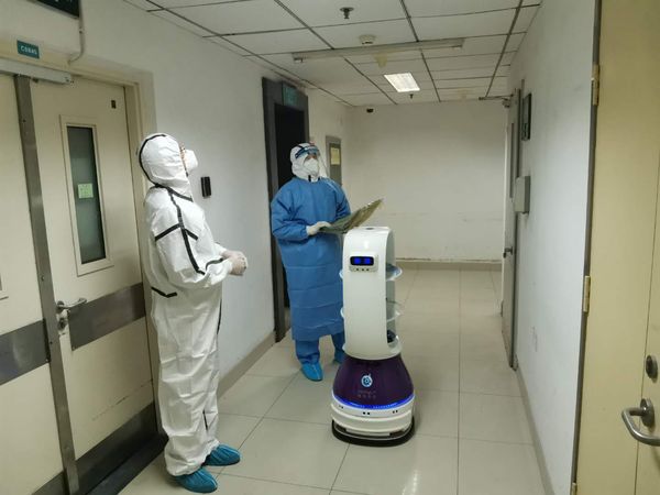 机器人参与抗“疫”2