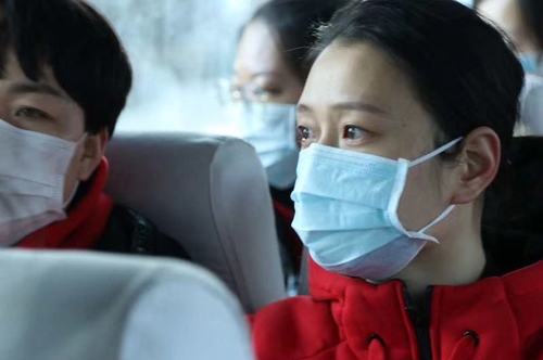 前往机场的路上，吴燕眼里流露出对家的留恋