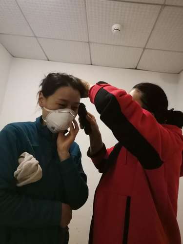 为有利于个人防护、抢救患者，吴燕把长发剪短