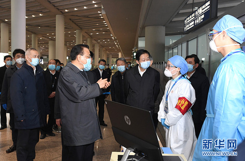 3月6日，中共中央政治局常委、国务院总理、中央应对新冠肺炎疫情工作领导小组组长李克强赴首都国际机场和顺丰华北航空分拨中心考察。这是李克强来到航班到达出口，察看体温监测设施运行情况，并与工作人员交流。 新华社记者 饶爱民 摄