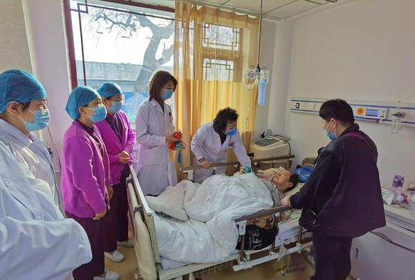 耿嘉玮院长为患者送上“芳香避秽”香囊