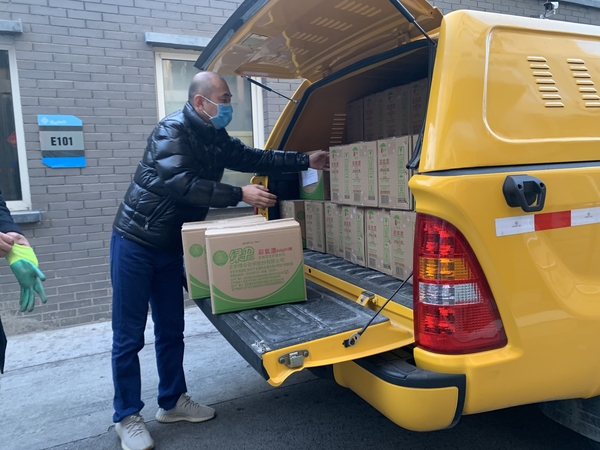 1月30日，疫情爆发初期，在急救物资紧缺关头，刘富勇常委向东城区捐赠消毒应急防疫物资，为工作在一线的医务工作者和社区人员提供保障。