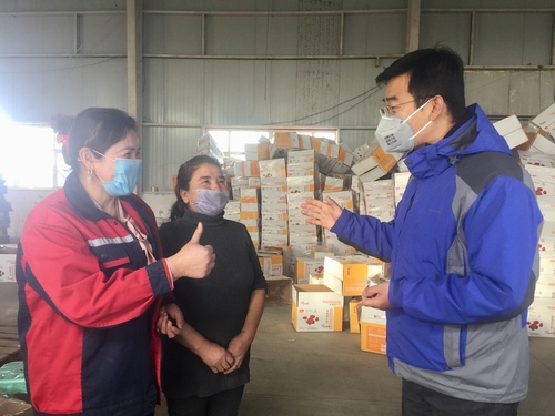 自治区政协机关驻村工作队队员到企业进行就业回访