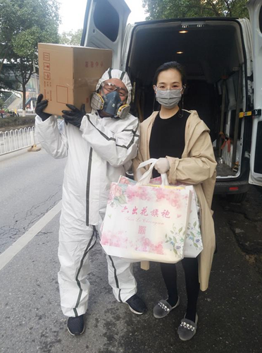 爱心人士丁全有（左） 志愿者熊书捷（右）