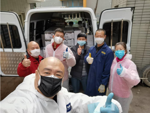 志愿者范艳霞（2排右1）、范艳霞的先生瞿皓（2排右2），瞿先生在范女士的带动下，第一时间也加入志愿者工作