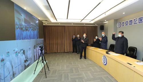 2   2月10日，习近平在首都医科大学附属北京地坛医院远程诊疗中心，通过视频连线武汉市收治新冠肺炎患者的金银潭医院、协和医院、火神山医院，了解情况、听取意见和建议，慰问一线医务工作者。