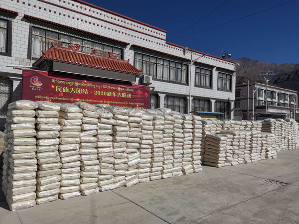 政协委员巴桑向700多名群众捐赠物资 政协委员巴桑向700多名群众捐赠物资