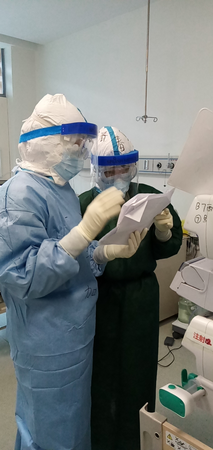 2 王泠（左）在重症病房中指导管护工作。