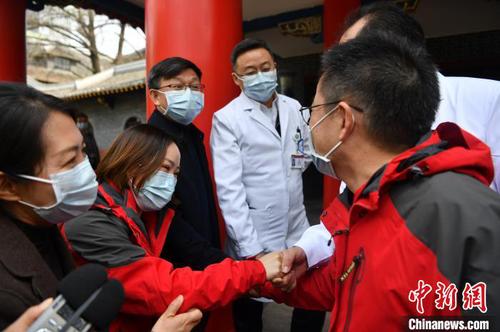 专家组出发前与同事告别?！≌爬?摄