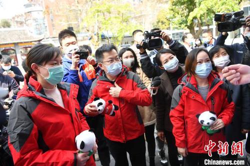 专家组出发前接受媒体采访?！≌爬?摄