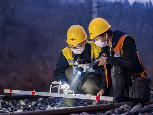 清筛车作业自检人员与工务部门核对线路水平数据。贾佳 摄