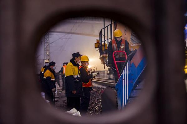 清筛车组车队长杨勇对清筛车作业装置石砟爪链进行二次确认。