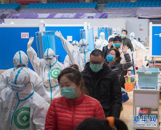 5 3月10日，武汉武昌方舱医院正式休舱。这是医护人员护送痊愈患者出舱。 新华社记者 肖艺九 摄