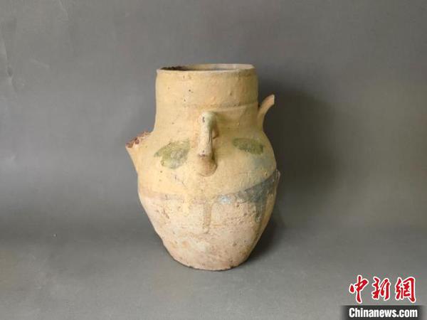 五代青釉绿彩注壶。成都文物考古研究院