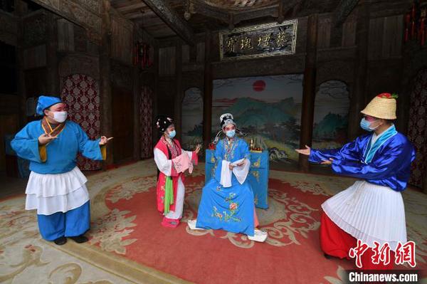 演员们戴口罩进行花鼓戏的排练?！⊙罨?摄