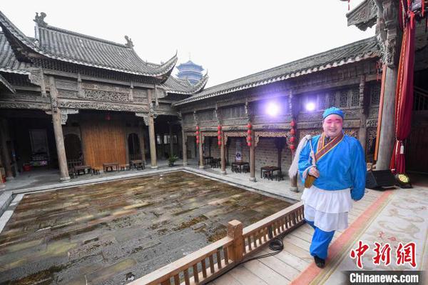 受疫情影响，有时现场没有观众，但演员依然倾情演出。　杨华峰 摄