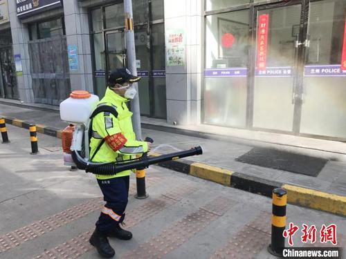 图为志愿者进行消杀作业。甘肃方舟救援志愿服务队供图