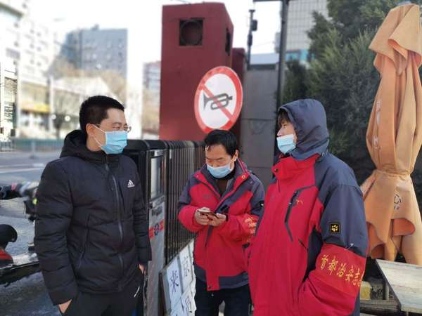 对小区物业出入大门严查证、测体温，进车查看后备箱等工作程序进行实地检查