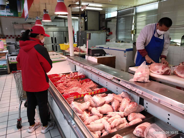 社区工作人员在给大家挑选肉馅