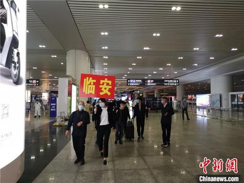 劳务协作扶贫专列抵达杭州?！≌澎匣?摄